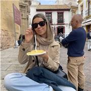 Profesora de lectura para niños de primaria infantil